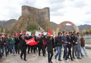 Oltulu öğrenciler terörü lanetledi